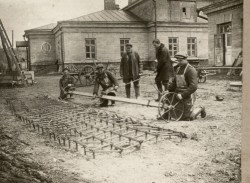 Фотография. Подготовка тракторной бороны в Ставропольской психиатрической колонии. 1930-е гг. Из фотоальбома главного врача А.Я. Доршта 1939 г.